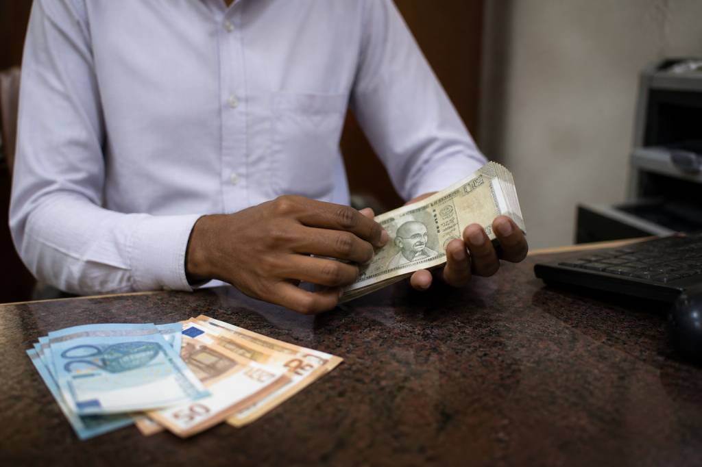Euro to rupees : comprendre le taux de change et convertir ses économies en Inde